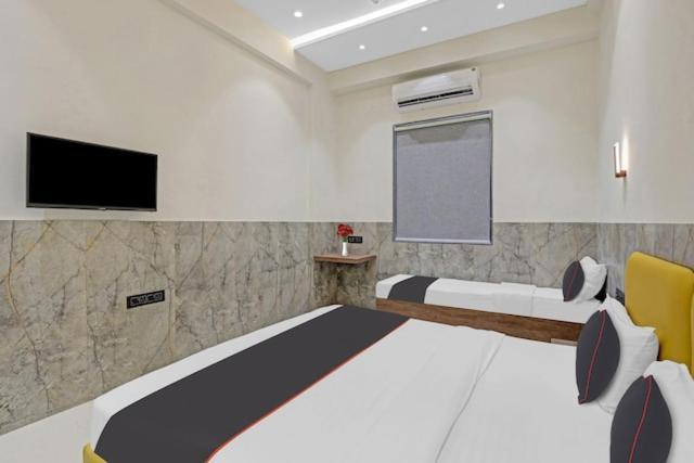 Hotel Gold Palace Inn Сурат Экстерьер фото