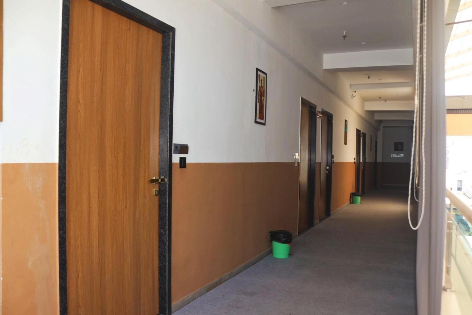 Hotel Gold Palace Inn Сурат Экстерьер фото