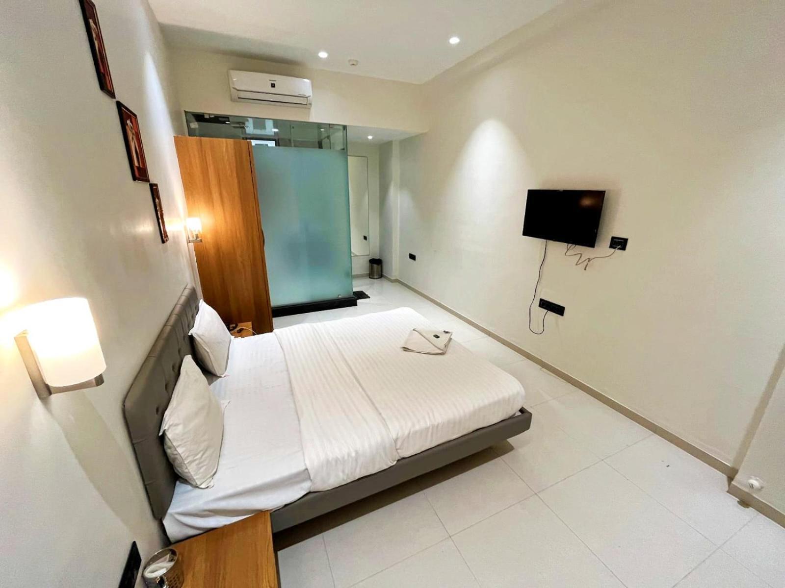Hotel Gold Palace Inn Сурат Экстерьер фото