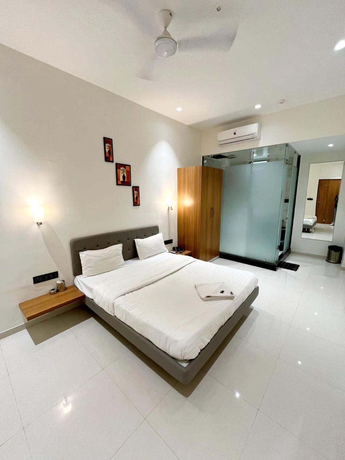 Hotel Gold Palace Inn Сурат Экстерьер фото
