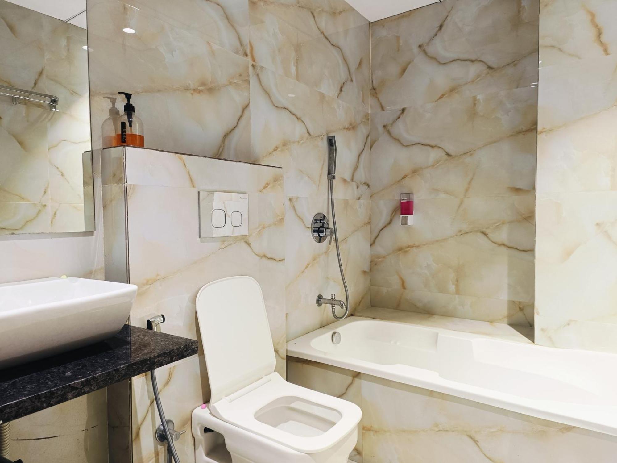 Hotel Gold Palace Inn Сурат Экстерьер фото