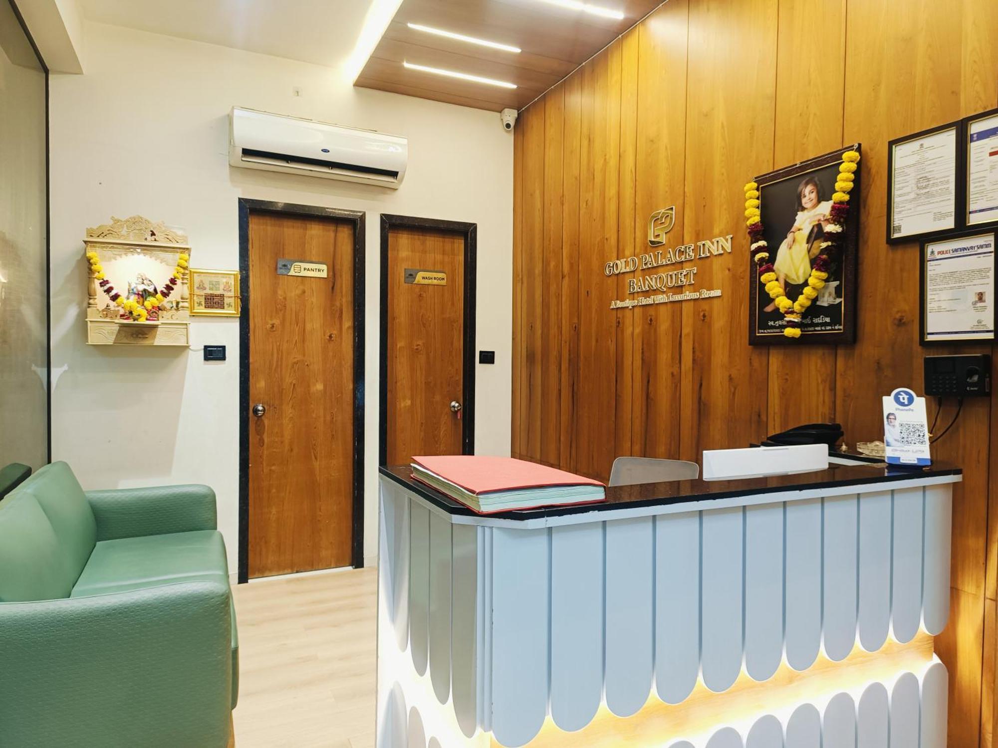 Hotel Gold Palace Inn Сурат Экстерьер фото