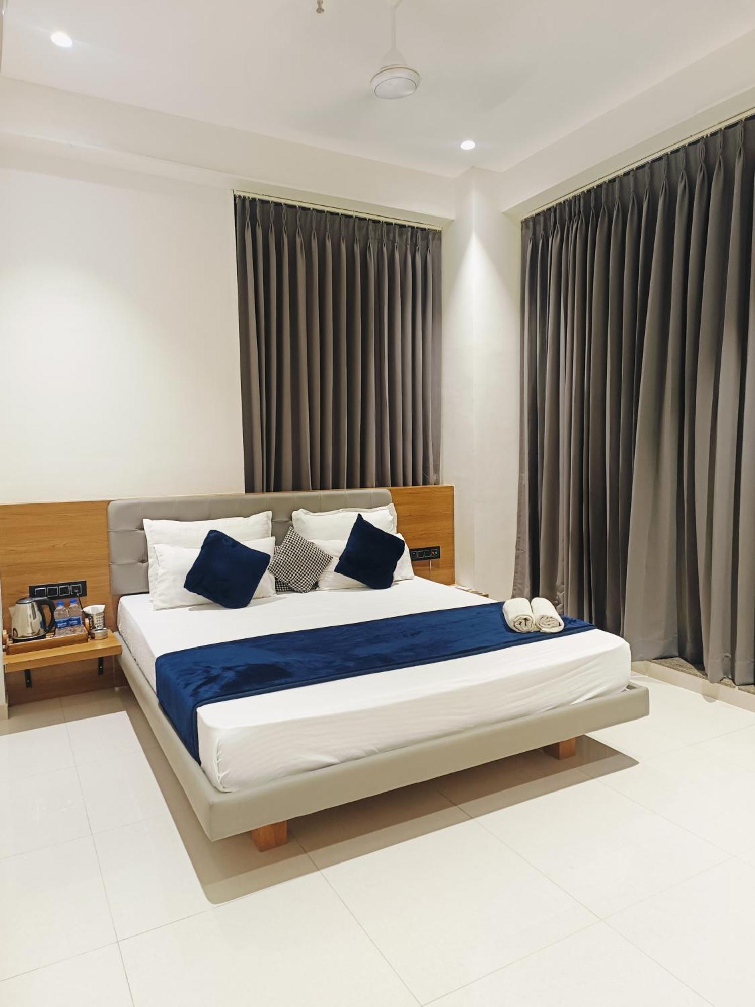 Hotel Gold Palace Inn Сурат Экстерьер фото