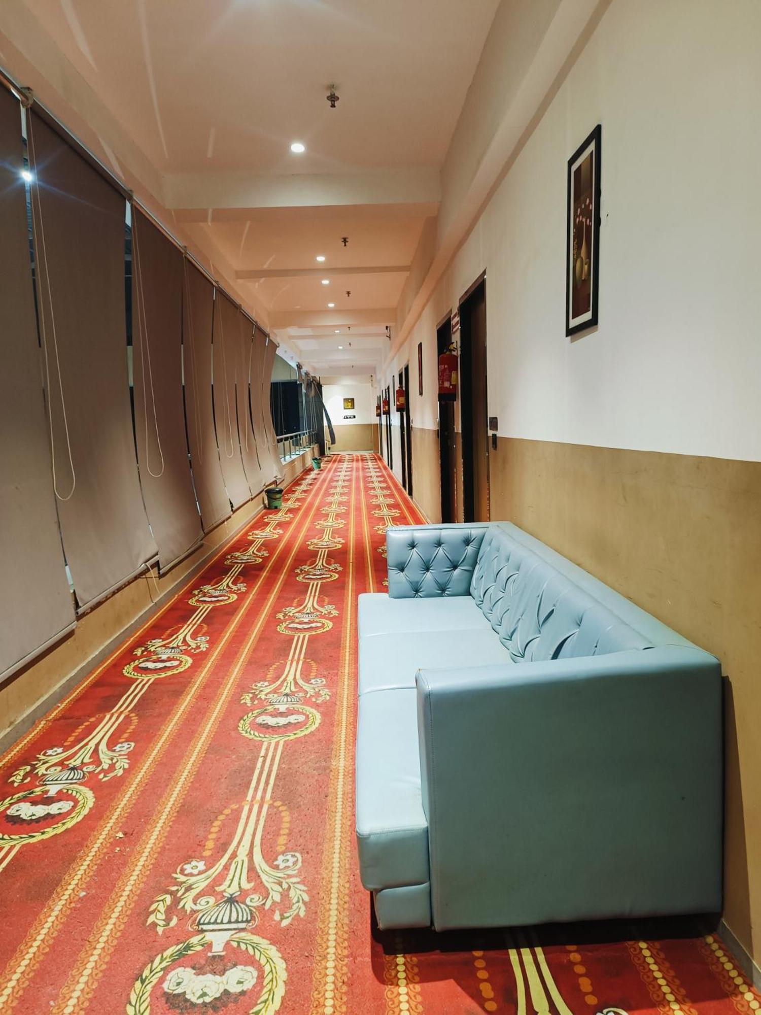 Hotel Gold Palace Inn Сурат Экстерьер фото
