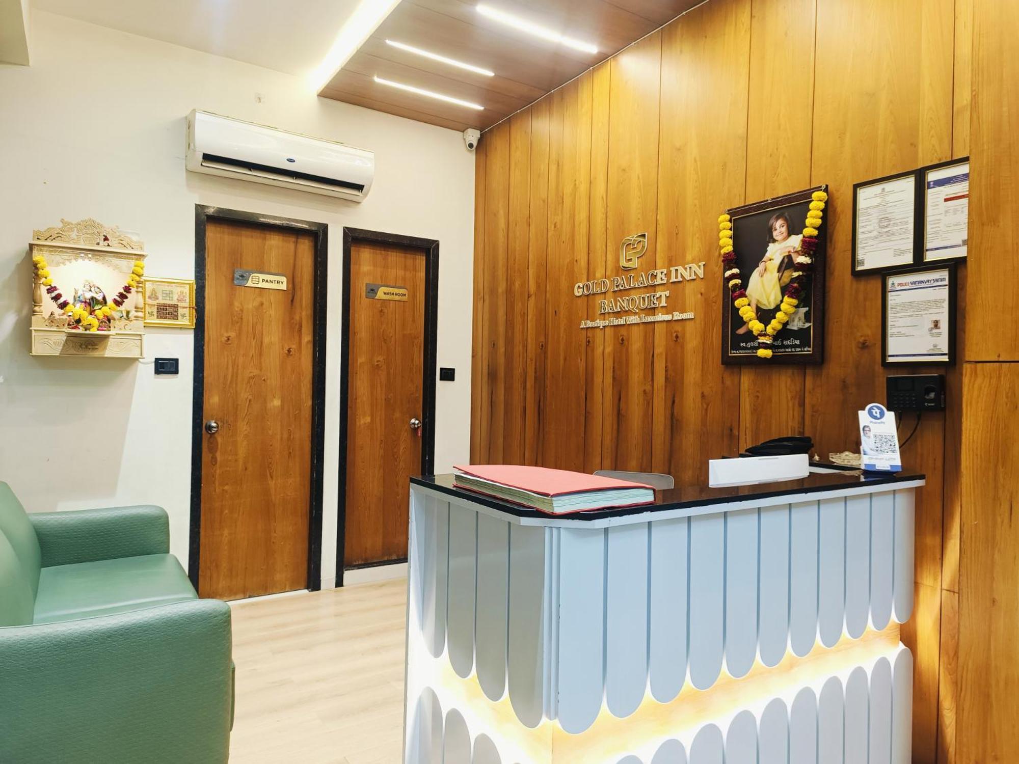 Hotel Gold Palace Inn Сурат Экстерьер фото