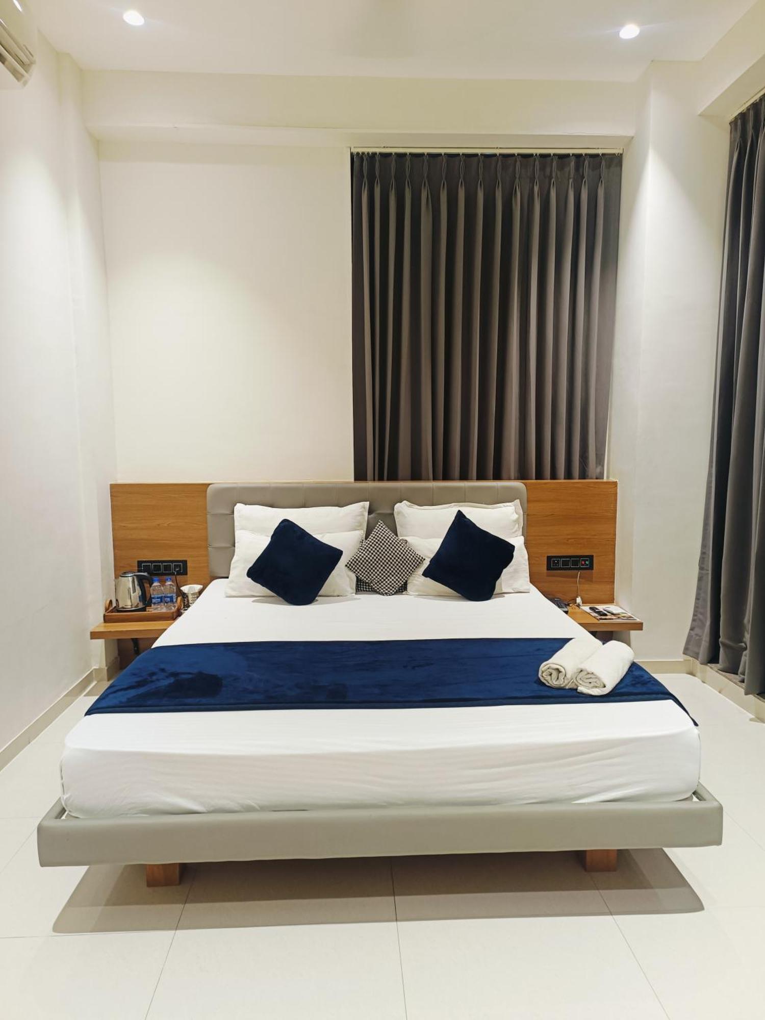 Hotel Gold Palace Inn Сурат Экстерьер фото