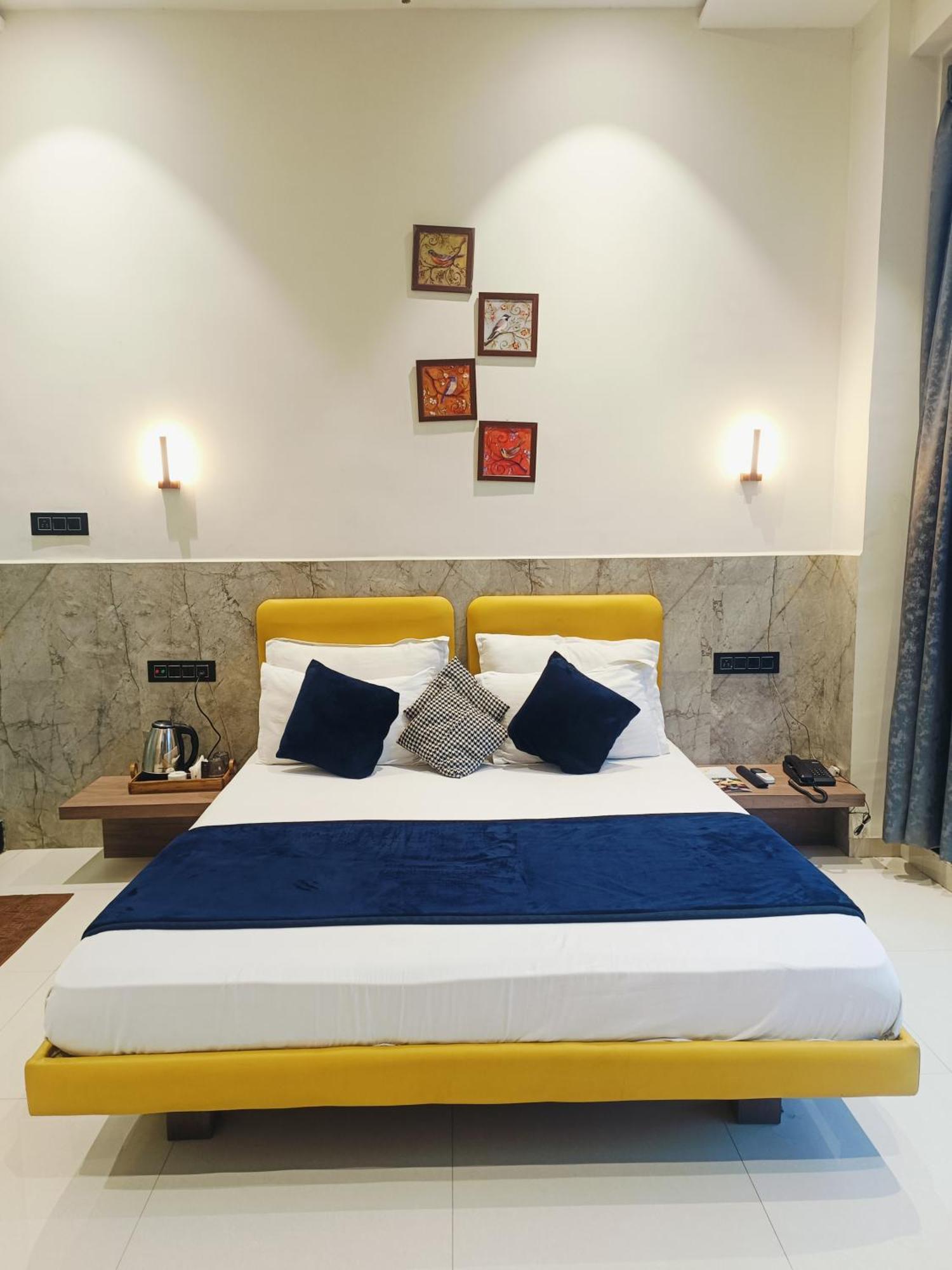 Hotel Gold Palace Inn Сурат Экстерьер фото