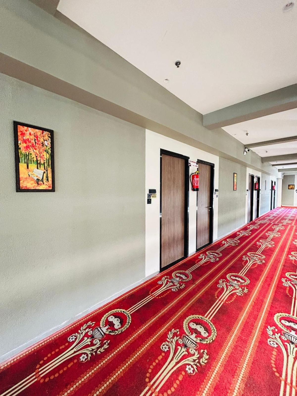 Hotel Gold Palace Inn Сурат Экстерьер фото